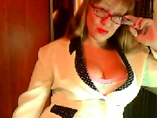 milf masturbates on webcam